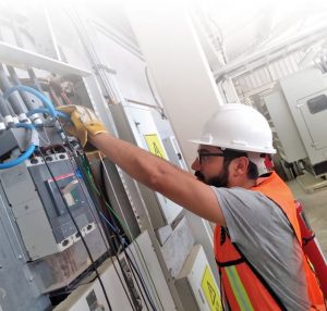 Ingeniero revisando instalación tablero y centro de carga con análisis de redes
