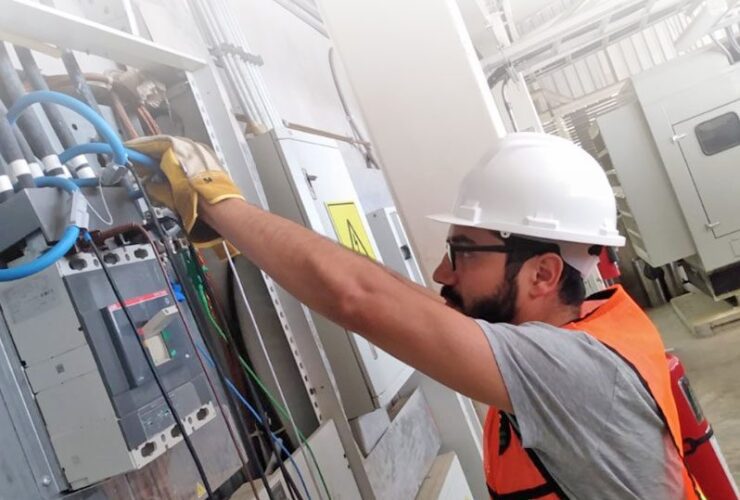 Ingeniero revisando instalación tablero y centro de carga con análisis de redes