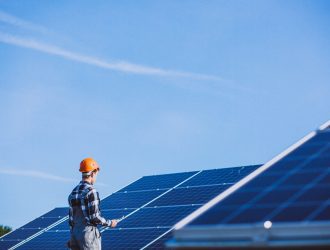 Imagen de instalación solar y un ingeniero