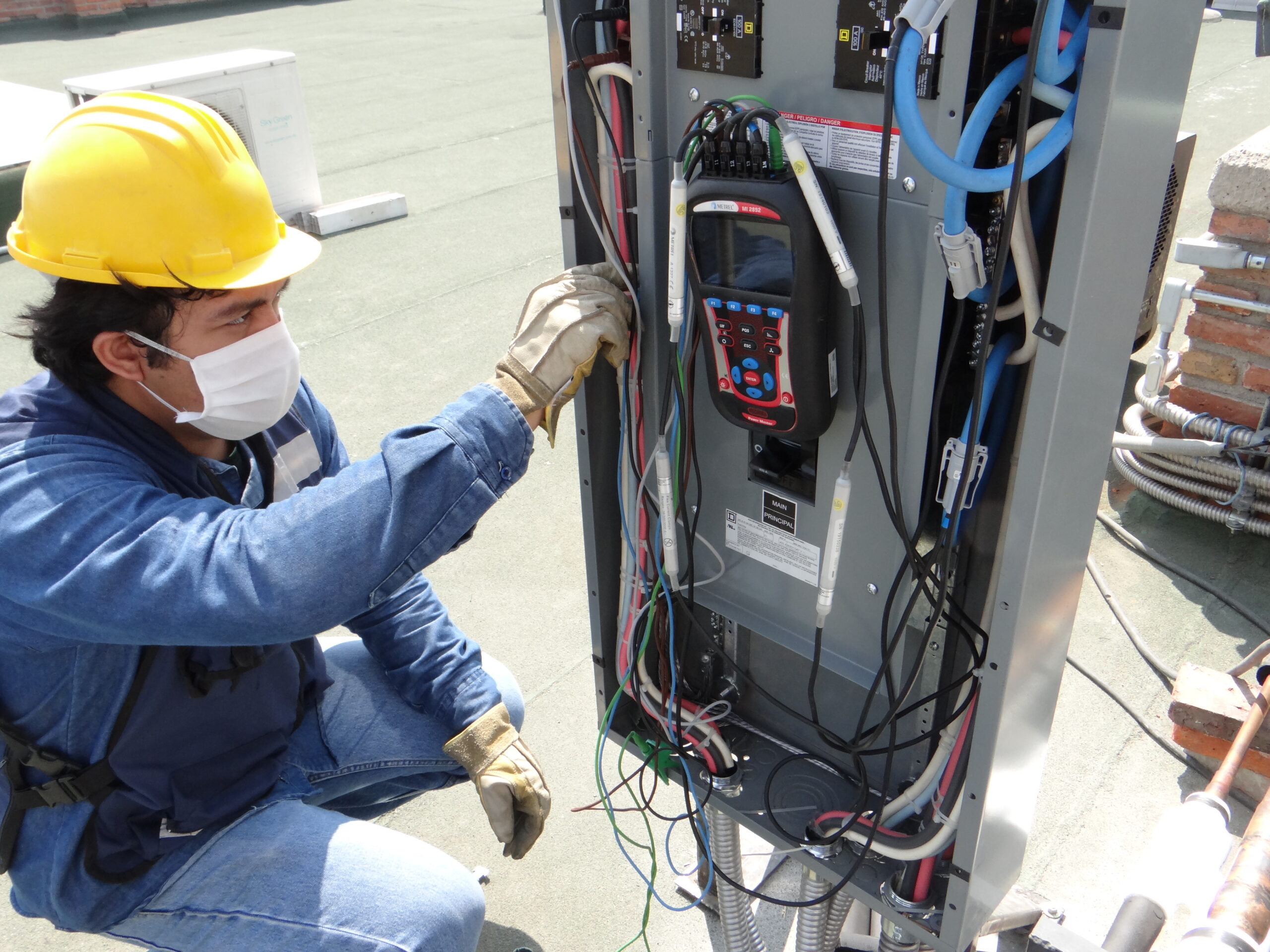 Ingeniero con analizador de redes para checkup energético