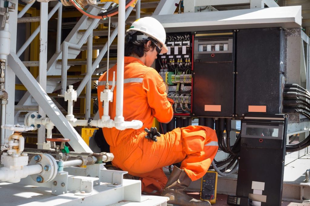 Ingeniero midiendo en centro de carga para implementación de iso 50001 en tu organización