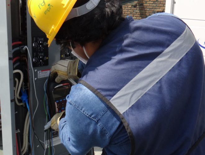 ingeniero con proyectos eléctricos especializados