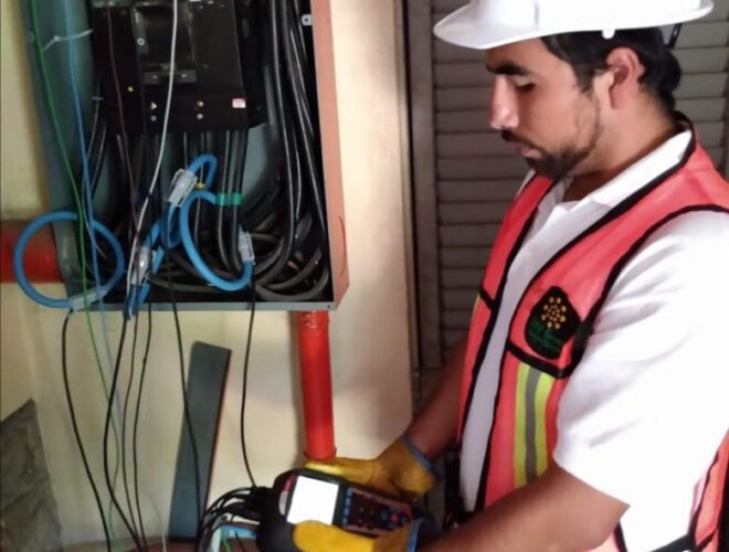 Ingeniero en centro de carga para conocer factores de consumo energético en una empresa
