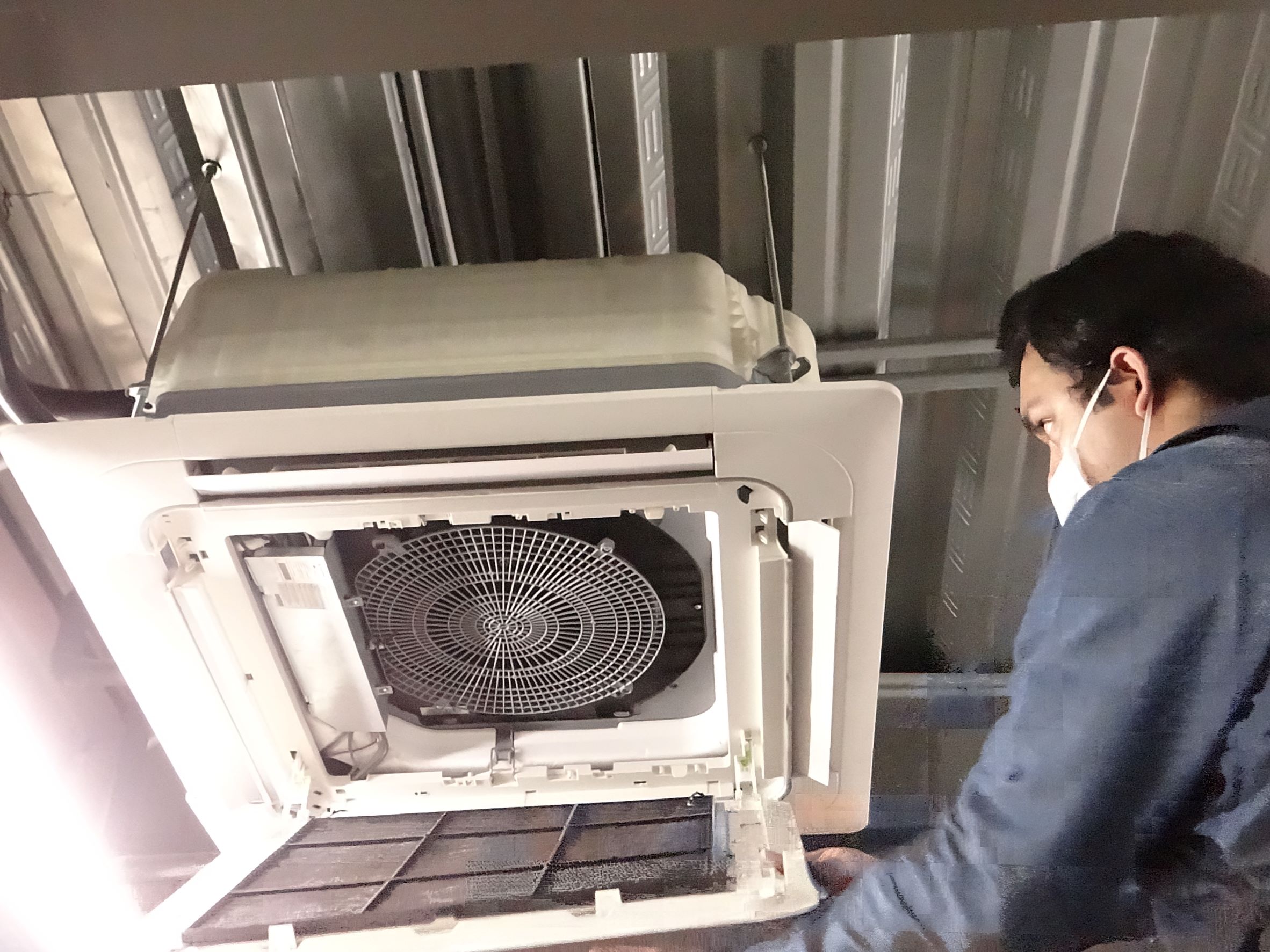 Ingeniero revisando evaporador de vrf como parte del programa de hábitos de consumo energético (mantenimiento)